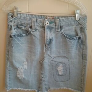 LEVIS DECONSTRUCTED DISTRESSED DENIM SKIRT. SIZE 5